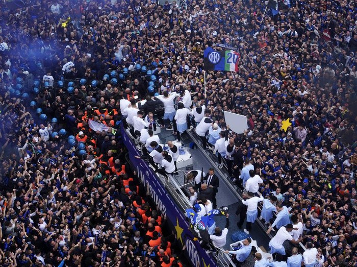 Inter Milan menggelar parade juara  Serie A ke-20 di San Siro, Italia, Minggu (28/4/2024) waktu setempat. Parade berlangsung meriah.