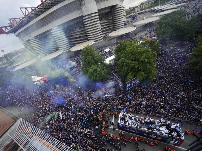 Inter Milan menggelar parade juara  Serie A ke-20 di San Siro, Italia, Minggu (28/4/2024) waktu setempat. Parade berlangsung meriah.