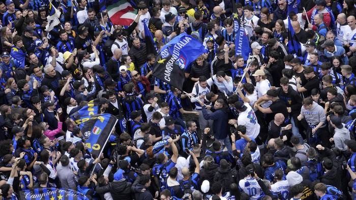 Meriahnya Parade Juara Serie A Inter Milan Inter Milan menggelar parade juara Serie A ke-20 di San Siro, Italia, Minggu (28/4/2024) waktu setempat. Parade berlangsung meriah.
