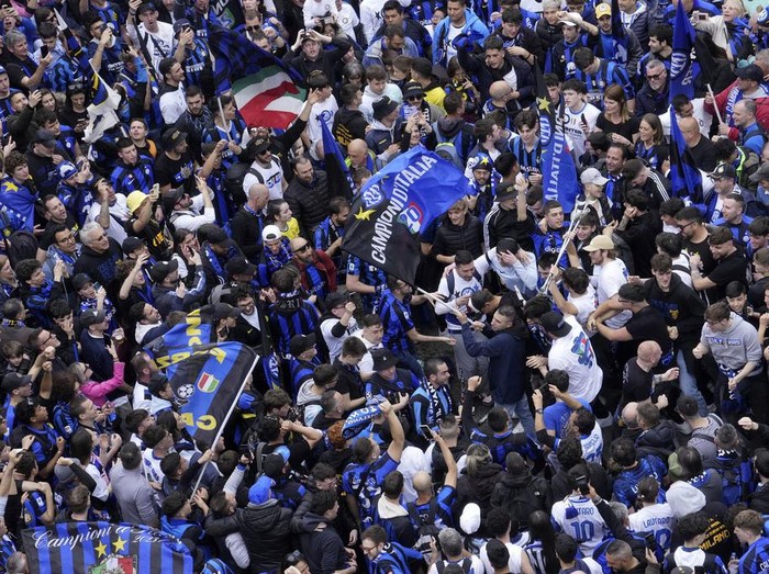 Inter Milan menggelar parade juara  Serie A ke-20 di San Siro, Italia, Minggu (28/4/2024) waktu setempat. Parade berlangsung meriah.