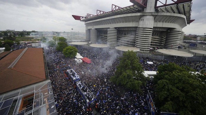 Meriahnya Parade Juara Serie A Inter Milan Inter Milan menggelar parade juara Serie A ke-20 di San Siro, Italia, Minggu (28/4/2024) waktu setempat. Parade berlangsung meriah.