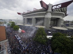 Para pemain Inter Milan mengikuti parade perayaan juara Serie A di Milan, Italia. AP Photo/Luca Bruno.