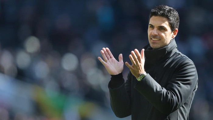 LONDON, ENGLAND - APRIL 28: Arsenal manager Mikel Arteta applauds the fans at the final whistle during the Premier League match between Tottenham Hotspur and Arsenal FC at Tottenham Hotspur Stadium on April 28, 2024 in London, England.(Photo by Rob Newell - CameraSport via Getty Images)