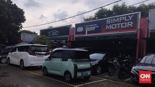 Dealer mobil bekas di Jakarta mulai menawarkan mobil listrik.