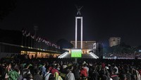 nonton bareng juga dilakukan di kawasan Lapangan Banteng, Jakarta. Ratusan warga tumpah ruah menyaksikan pertandingan Tim Garuda. ANTARA FOTO/Muhammad Adimaja