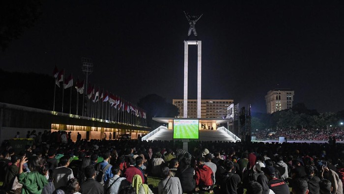 Nobar semifinal AFC U-23 Piala Asia di Lapangan Banteng Sejumlah pendukung Timnas Indonesia U-23 menyaksikan pertandingan babak semifinal AFC U-23 Piala Asia antara Timnas Indonesia melawan Uzbekistan di Lapangan Banteng, Jakarta, Senin (29/4/2024). Sejumlah wilayah di Indonesia menggelar nonton bareng (nobar) pertandingan tersebut sebagai bentuk dukungan bagi Timnas U-23 untuk bisa melaju ke babak final. ANTARA FOTO/Muhammad Adimaja/nym.
