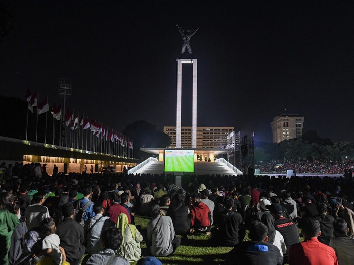 Sejumlah pendukung Timnas Indonesia U-23 menyaksikan pertandingan babak semifinal AFC U-23 Piala Asia antara Timnas Indonesia melawan Uzbekistan di Lapangan Banteng, Jakarta, Senin (29/4/2024). Sejumlah wilayah di Indonesia menggelar nonton bareng (nobar) pertandingan tersebut sebagai bentuk dukungan bagi Timnas U-23 untuk bisa melaju ke babak final. ANTARA FOTO/Muhammad Adimaja/nym.