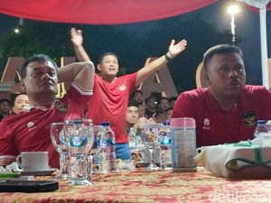 Serunya Nobar Indonesia Vs Uzbekistan di Polda Jateng, Ibu Ernando Pimpin Doa