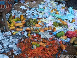 Ternyata Ini Penyebab Banyak Pepaya Busuk Berserakan di Pasar Kramat Jati