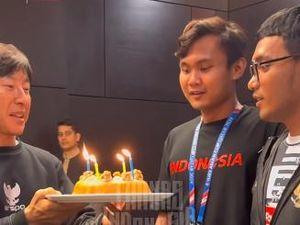Momen Ulang Tahun Komang Teguh Dirayakan Bersama Pemain Timnas Momen Ulang Tahun Komang Teguh Dirayakan Bersama Pemain Timnas