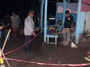 Satip Dituduh Curi Motor Anak Mariono Sebelum Tewas Dipukul Balok kayu Satip Dituduh Curi Motor Anak Mariono Sebelum Tewas Dipukul Balok kayu