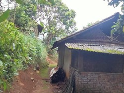Rumah Holid di Sumedang Nyaris Ambruk Imbas Gempa Garut