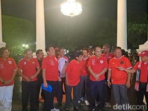 Relawan Datang ke Istana Jelang Nobar Semifinal AFC U-23 RI Vs Uzbekistan Relawan Datang ke Istana Jelang Nobar Semifinal AFC U-23 RI Vs Uzbekistan