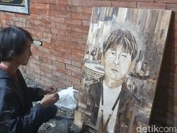 Seniman Majalengka Lukis Wajah Shin Tae-yong dari Pelepah Pisang