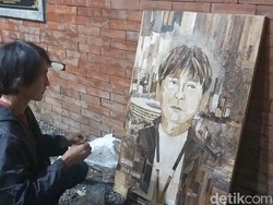 Seniman Majalengka Lukis Wajah Shin Tae-yong dari Pelepah Pisang