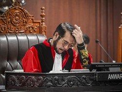 Hakim MK Sorot Komentar Sadis Netizen soal Anwar Usman Sakit