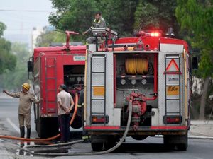 Pilu 15 Orang Tewas dalam Kebakaran Hotel di India Pilu 15 Orang Tewas dalam Kebakaran Hotel di India