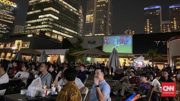 Nonton Bareng Indonesia vs Uzbekistan di Kemenpora. CNN Indonesia/M Ikhwanuddin