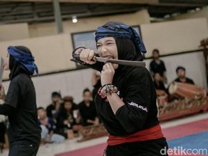 Kenalkan Stefani Aurelia, Gadis Debus Sukabumi yang Kebal Senjata Tajam