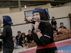 Kenalkan Stefani Aurelia, Gadis Debus Sukabumi yang Kebal Senjata Tajam