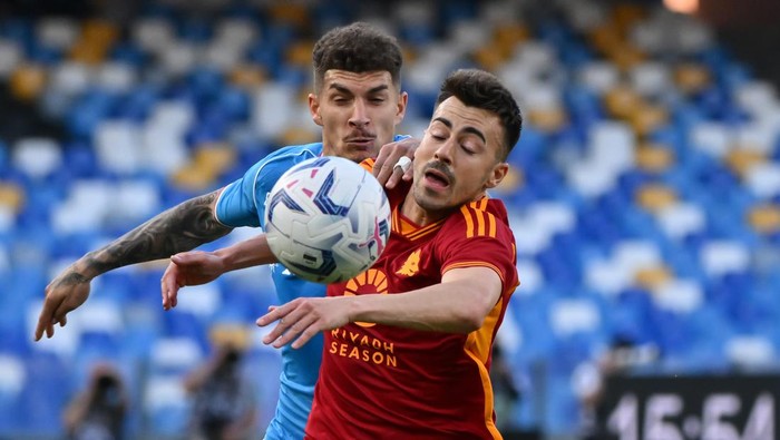 NAPLES, ITALY - APRIL 28: Giovanni Di Lorenzo of Napoli competes for the ball with Stephan El Shaarawy of Roma during the Serie A TIM match between SSC Napoli and AS Roma - Serie A TIM at Stadio Diego Armando Maradona on April 28, 2024 in Naples, Italy. (Photo by Image Photo Agency/Getty Images)