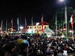 Tumplek Blek Ribuan Warga Nobar Indonesia vs Uzbekistan di Grahadi Surabaya