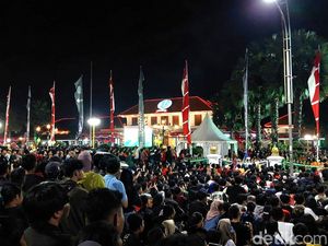 Tumplek Blek Ribuan Warga Nobar Indonesia vs Uzbekistan di Grahadi Surabaya Tumplek Blek Ribuan Warga Nobar Indonesia vs Uzbekistan di Grahadi Surabaya