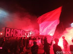 Balita hingga Bendera Raksasa Warnai Nobar Indonesia Vs Uzbekistan