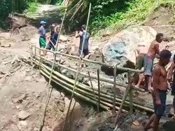 Alat Berat Sulit Jangkau Lokasi Longsor, Warga Bikin Tanggul Darurat