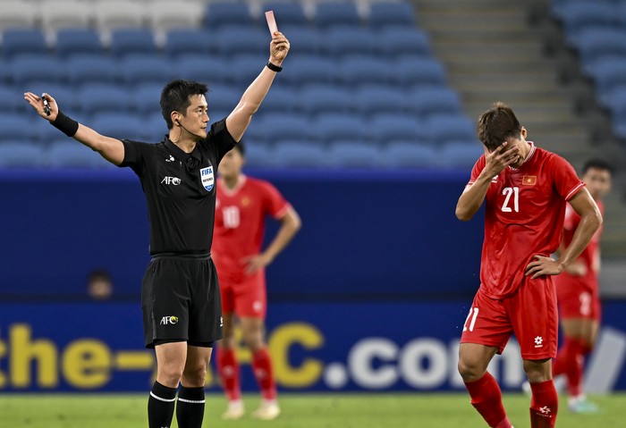 Referee Ko Hyungjin (L) is giving a red card to Nguyen Manh Hung of Vietnam during the AFC U23 Asian Cup Qatar 2024 quarter-final match between Iraq and Vietnam at Al Janoub Stadium in Doha, Qatar, on April 26, 2024. (Photo by Noushad Thekkayil/NurPhoto via Getty Images)