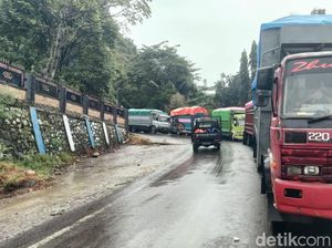 Polisi Larang Kendaraan Roda 6 Melintas di Poros Maros-Bone Imbas Truk Mogok Polisi Larang Kendaraan Roda 6 Melintas di Poros Maros-Bone Imbas Truk Mogok