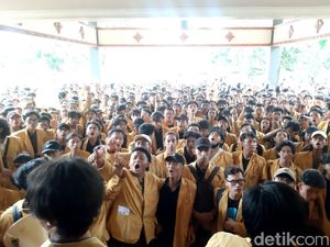 Aksi Tolak Kenaikan UKT Unsoed Sempat Ricuh, Rektorat Akhirnya Cabut Aturan Aksi Tolak Kenaikan UKT Unsoed Sempat Ricuh, Rektorat Akhirnya Cabut Aturan