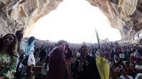 Umat Kristen Ortodoks Padati Gereja Gua Batu Mesir Saat Misa Minggu Palma