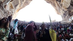 Umat Kristen Ortodoks Padati Gereja Gua Batu Mesir Saat Misa Minggu Palma