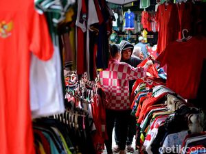 Potret Warga Surabaya Berburu Jersei Indonesia Jelang Nobar Timnas U-23