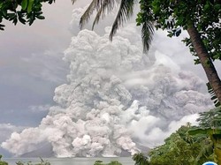 Gunung Ruang Muntahkan Abu 5 Km Saat Erupsi, Awan Panas ke Segala Arah