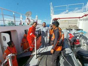 Bakamla Evakuasi 10 ABK Kapal Tanzania yang Terbakar di Perairan Pulau Timor