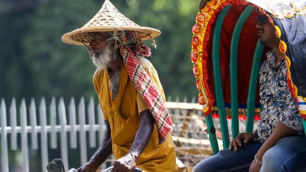 Bangladesh Dilanda Gelombang Panas, Warga Pakai Penutup Kepala