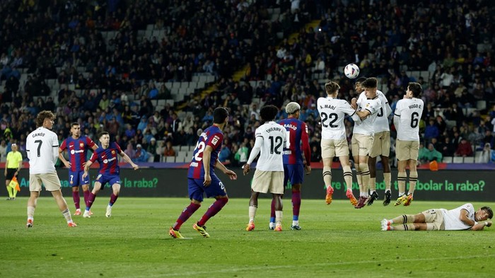 Soccer Football - LaLiga - FC Barcelona v Valencia - Estadi Olimpic Lluis Companys, Barcelona, Spain - April 29, 2024 FC Barcelonas Robert Lewandowski scores their fourth goal from a free kick and completes his hat-trick REUTERS/Albert Gea