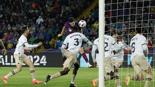 Soccer Football - LaLiga - FC Barcelona v Valencia - Estadi Olimpic Lluis Companys, Barcelona, Spain - April 29, 2024 FC Barcelona's Robert Lewandowski scores their fourth goal from a free kick and completes his hat-trick REUTERS/Albert Gea