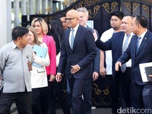 CEO Microsoft Tinggalkan Istana Usai Bertemu Jokowi Bahas Investasi AI CEO Microsoft Tinggalkan Istana Usai Bertemu Jokowi Bahas Investasi AI