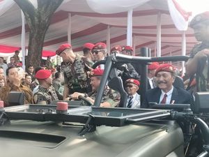 Momen Luhut Disopiri Danjen Kopassus dan Dikawal KSAD Naik Mobil Taktis Momen Luhut Disopiri Danjen Kopassus dan Dikawal KSAD Naik Mobil Taktis
