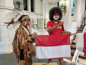 Unik, Warga Surabaya Ini Berkostum Indian-Dayak Saat Nobar Timnas U-23 Unik, Warga Surabaya Ini Berkostum Indian-Dayak Saat Nobar Timnas U-23