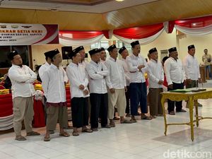 Momen 16 Eks JAD dan JAS Berikrar Setia ke NKRI Momen 16 Eks JAD dan JAS Berikrar Setia ke NKRI