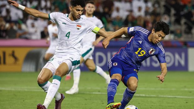 Iraq's defender Zaid Tahseen (L) marks Japan's forward Mao Hosoya during the U23 AFC Qatar 2024 Asian Cup semi-final match between Japan and Iraq at Jassim Bin Hamad Stadium in Doha on April 29, 2024. (Photo by KARIM JAAFAR / AFP)