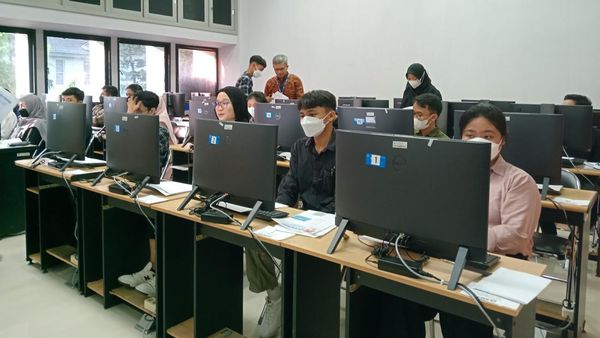 Potret UTBK SNBT 2024 di UGM Hari Pertama, Ada Orang Tua Ikut Menunggu