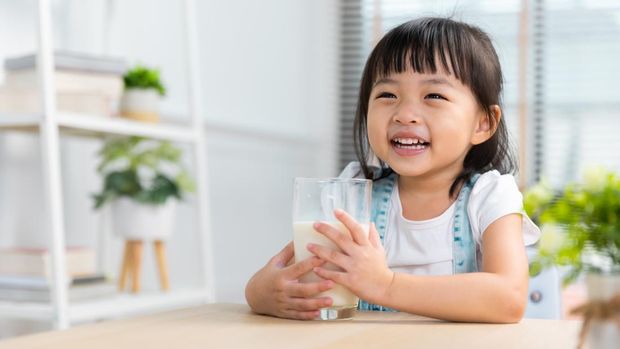 Ilustrasi Anak Minum Susu