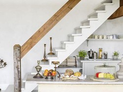 6 Cara Manfaatkan Area Bawah Tangga, Bisa Jadi Laci-Kamar