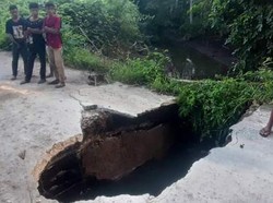 Jembatan di Flores Timur Ambles, Dua Ibu Hamil Terpaksa Naik Ojek