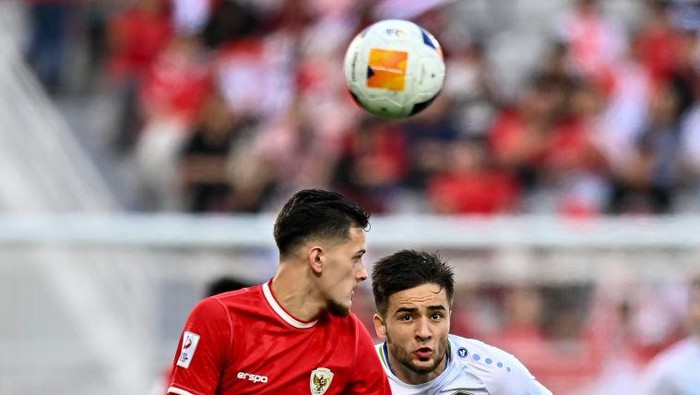 Alisher Odilov (R) of Uzbekistan  is battling for the ball with Nihad Mohammed Waif of Iraq during the AFC U23 Asian Cup Qatar 2024 Semi Final match between Indonesia and Uzbekistan at Abdullah Bin Khalifa Stadium in Doha, Qatar, on April 29, 2024. 



 (Photo by Noushad Thekkayil/NurPhoto via Getty Images)
